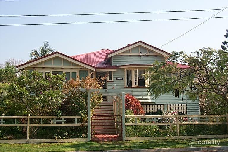 18 Gibson Cres, Holland Park, QLD 4121