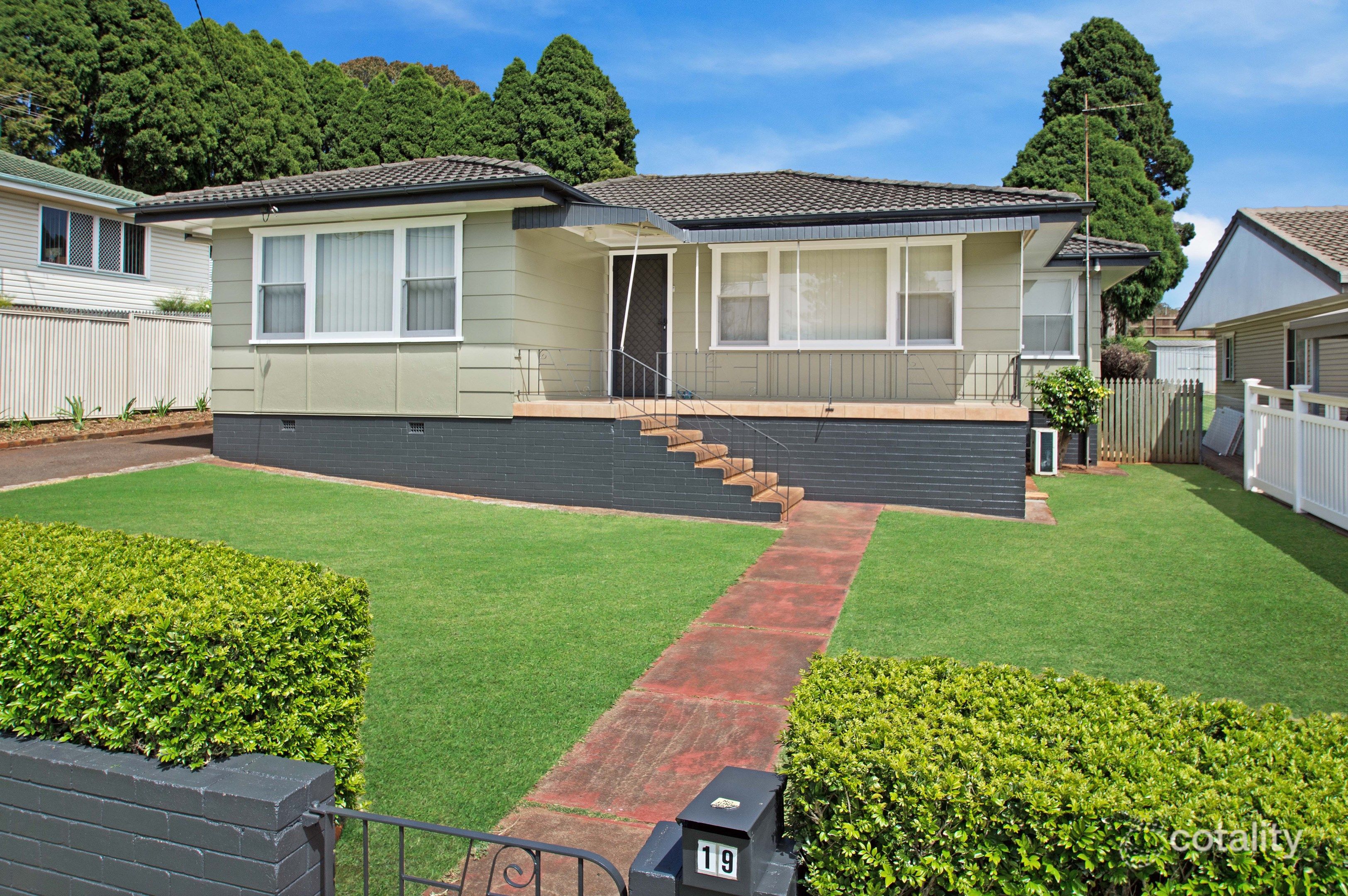 19 Catto St, Centenary Heights, QLD 4350