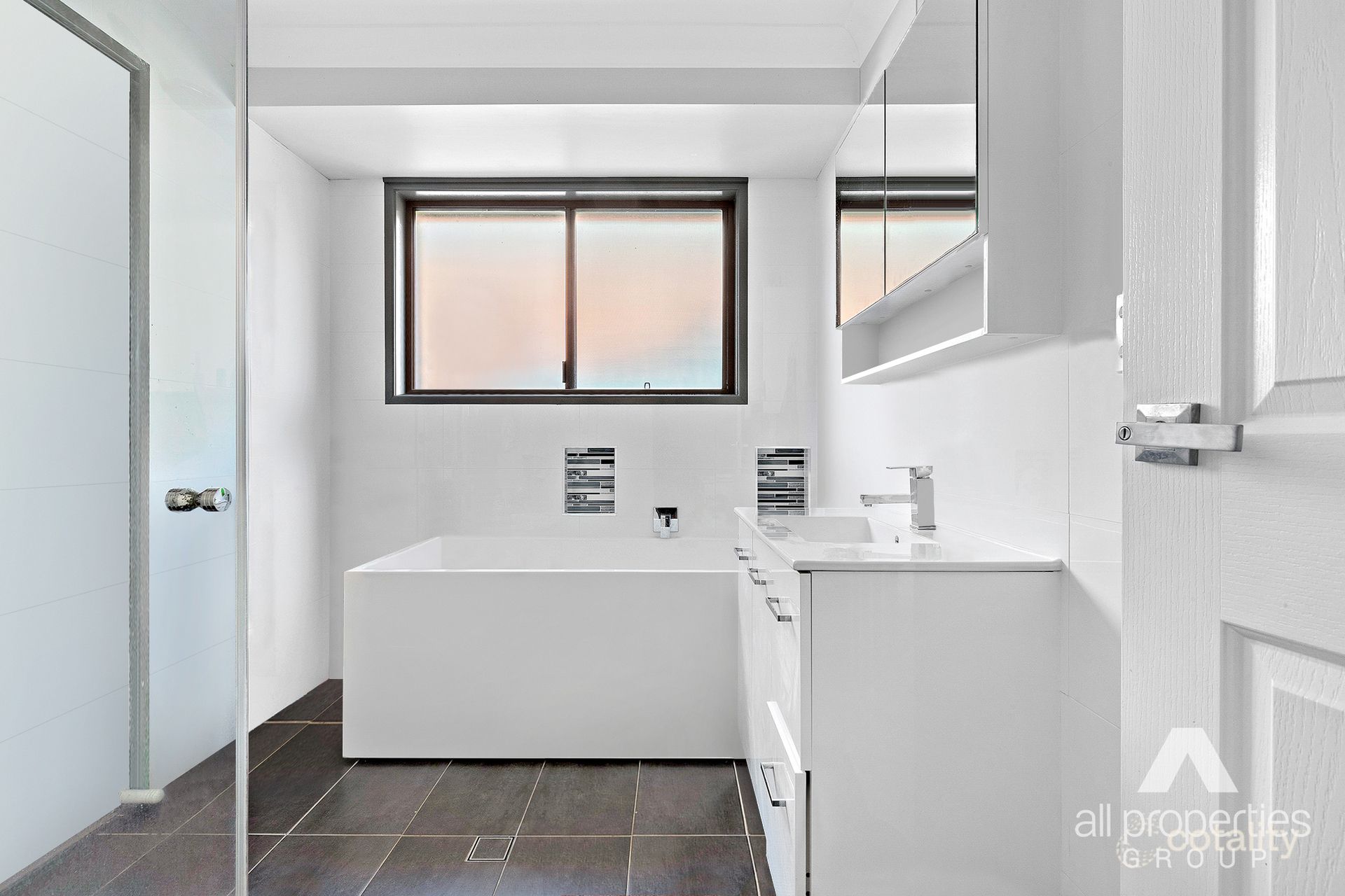 16 Helmet Ct, Hillcrest, QLD 4118