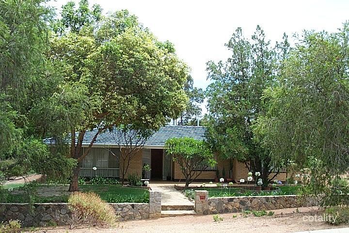 10 Bowtell Rd, Lesmurdie, WA 6076