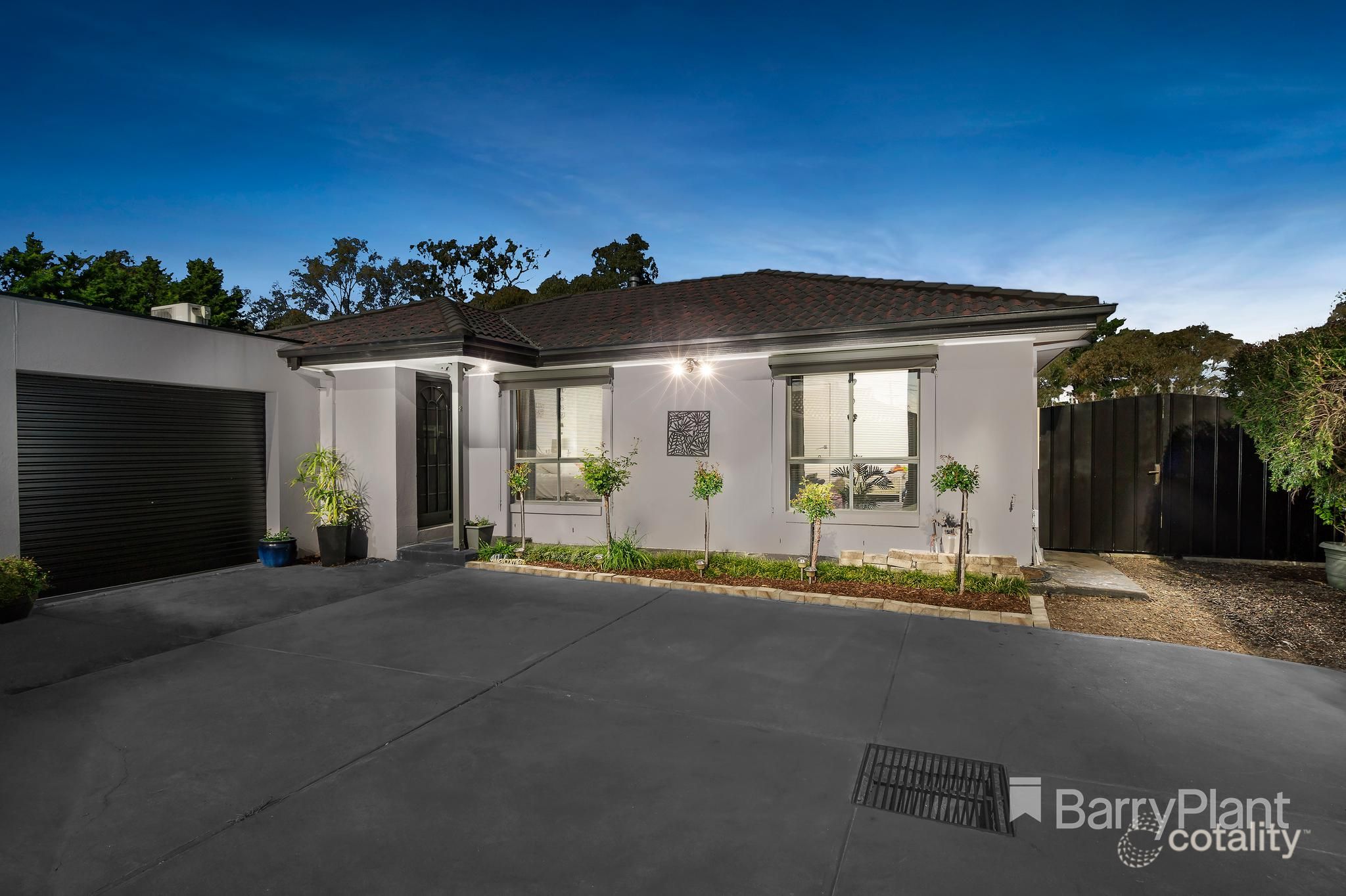 2/17 Woolnough Dr, Mill Park, VIC 3082