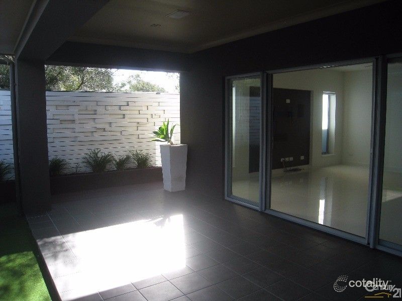 30 Mackenzie Cct, Mawson Lakes, SA 5095