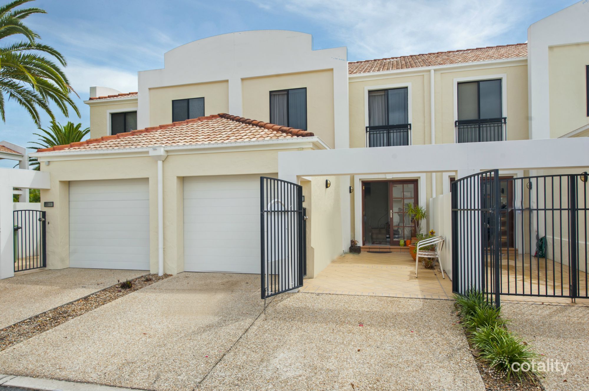 8843 Magnolia Dr E, Hope Island, QLD 4212