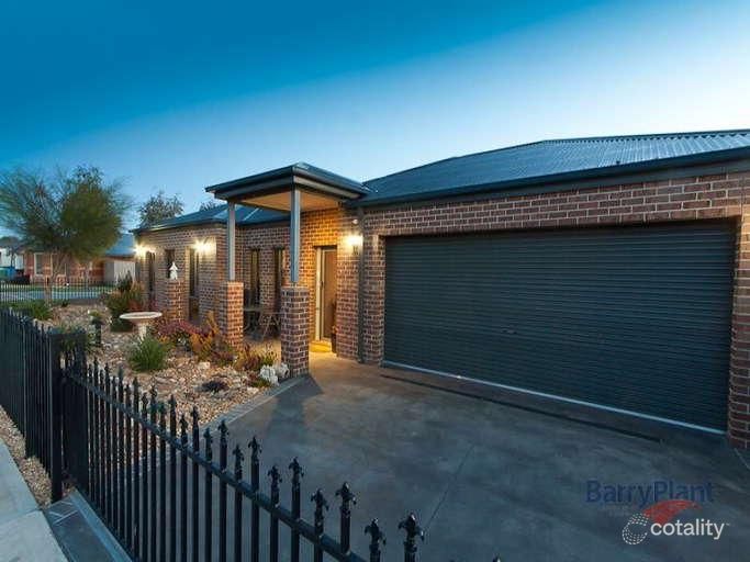 9 Ferndown Dr, Cranbourne, VIC 3977
