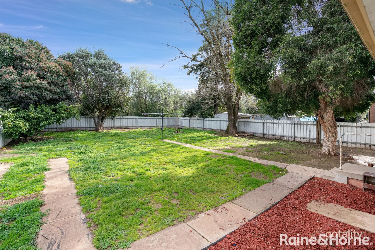 8 Adams St, Ashmont, NSW 2650