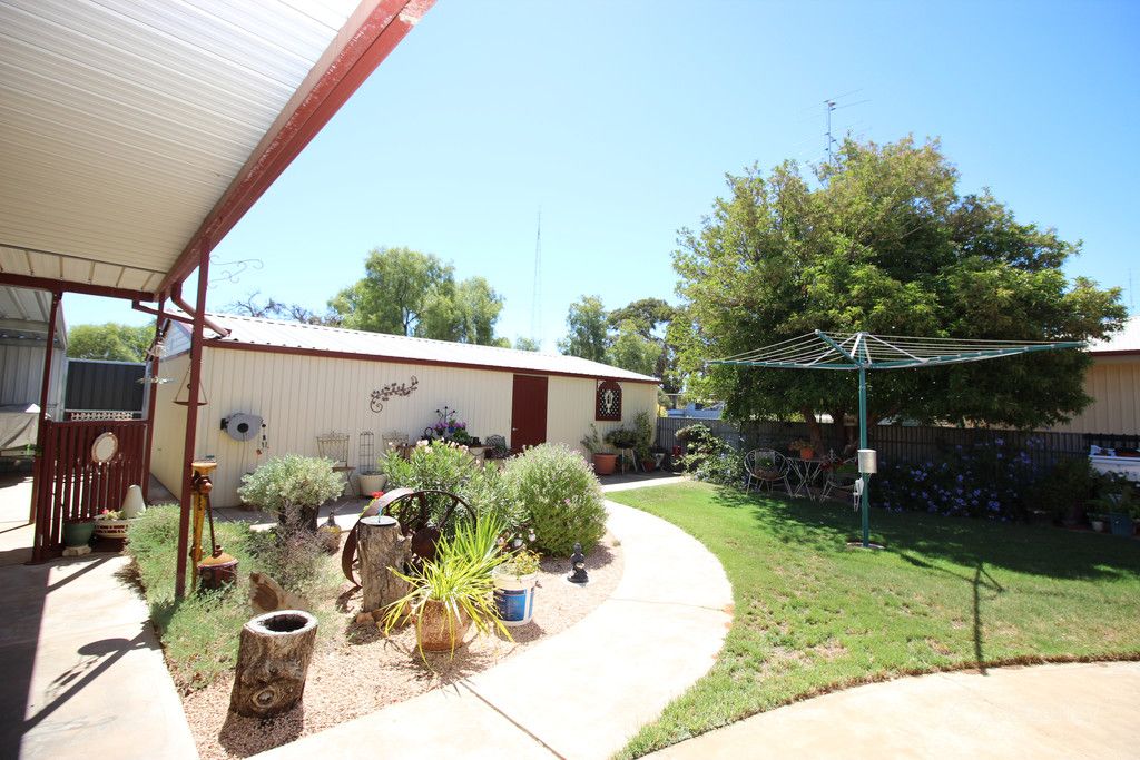 9 Fifth St, Morgan, SA 5320
