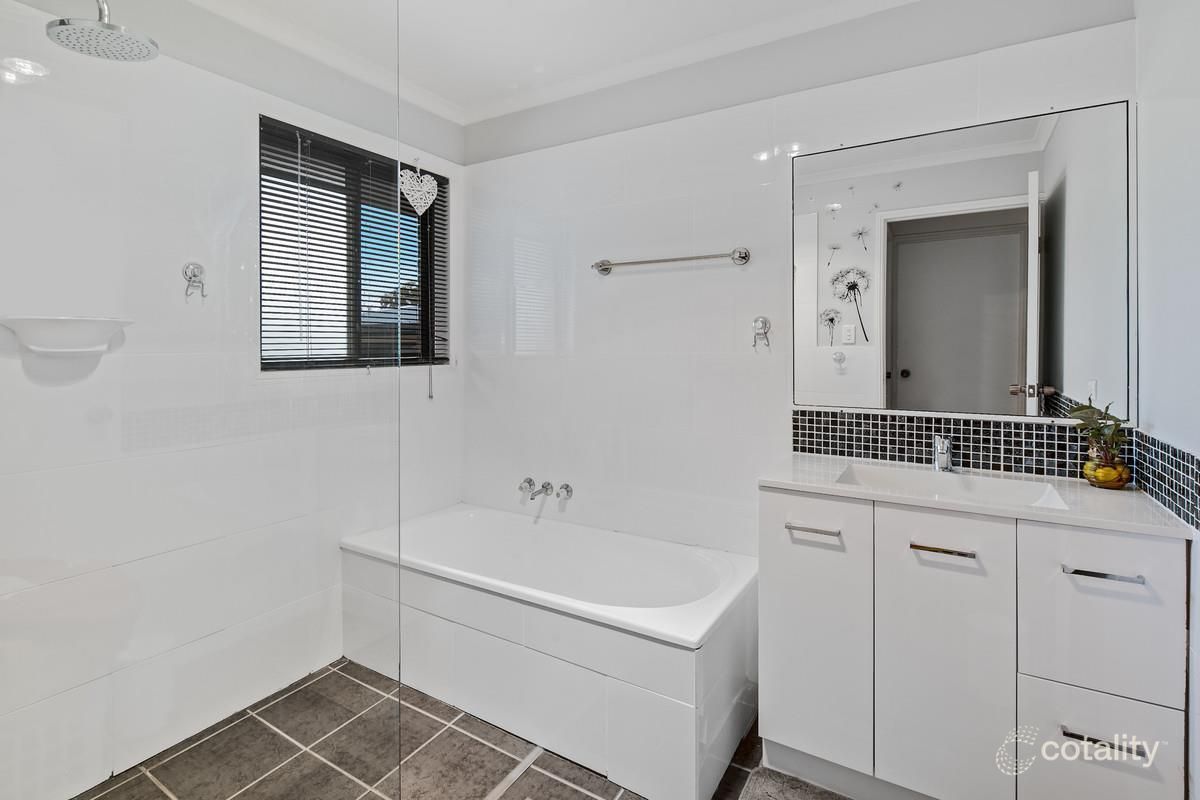 16 Shanahan St, Redland Bay, QLD 4165