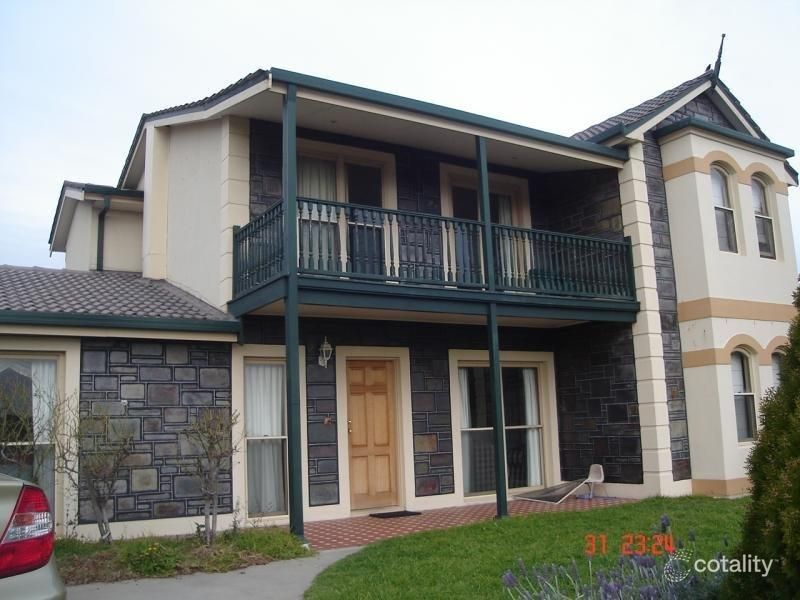 11 Kalmia Ct, Hallett Cove, SA 5158