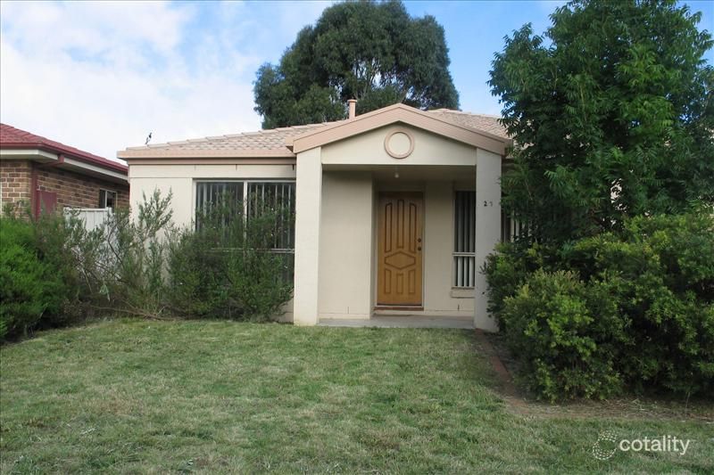 27 Thomas Royal Gdns, Queanbeyan East, NSW 2620