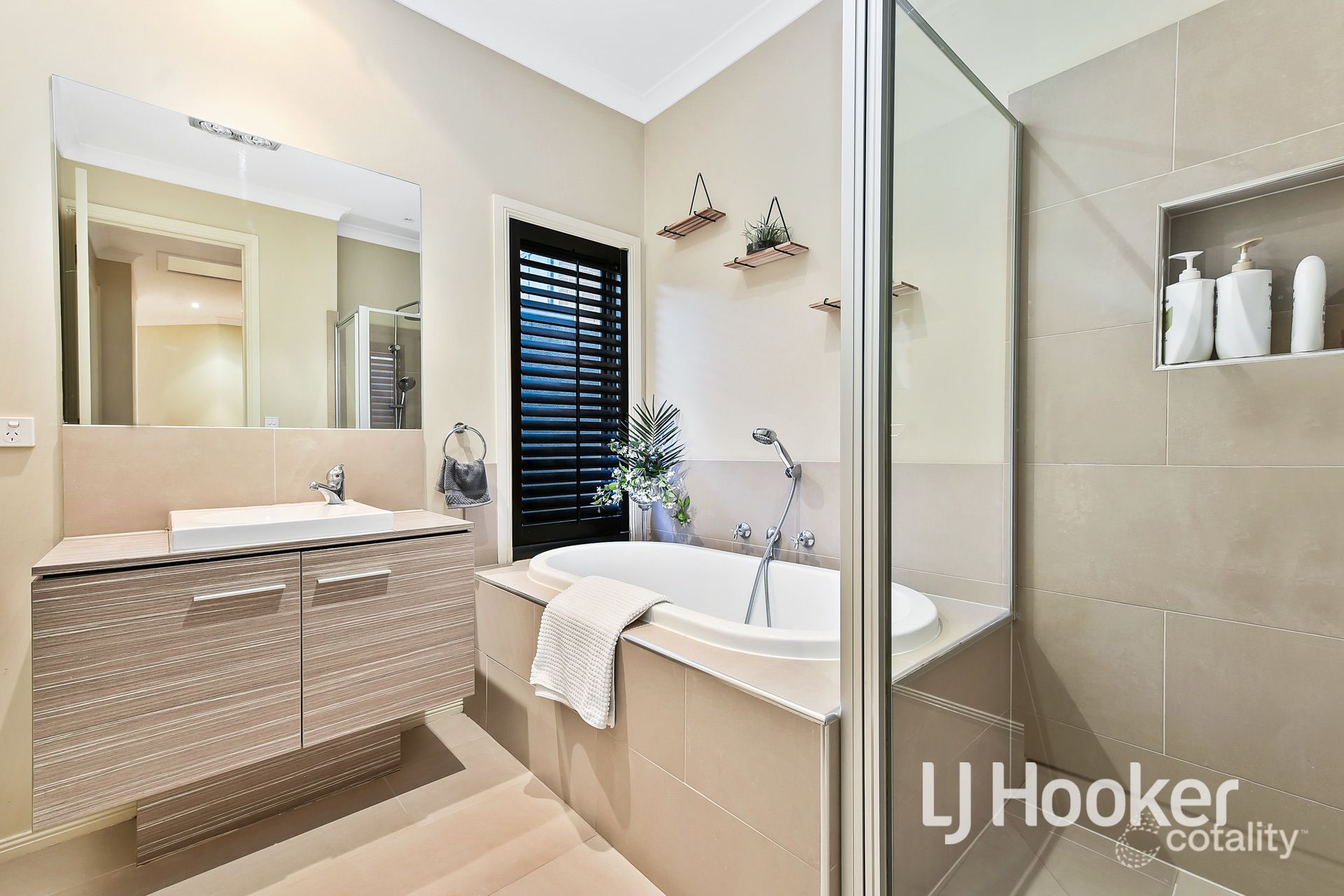 4 Nature Cct, Cranbourne North, VIC 3977