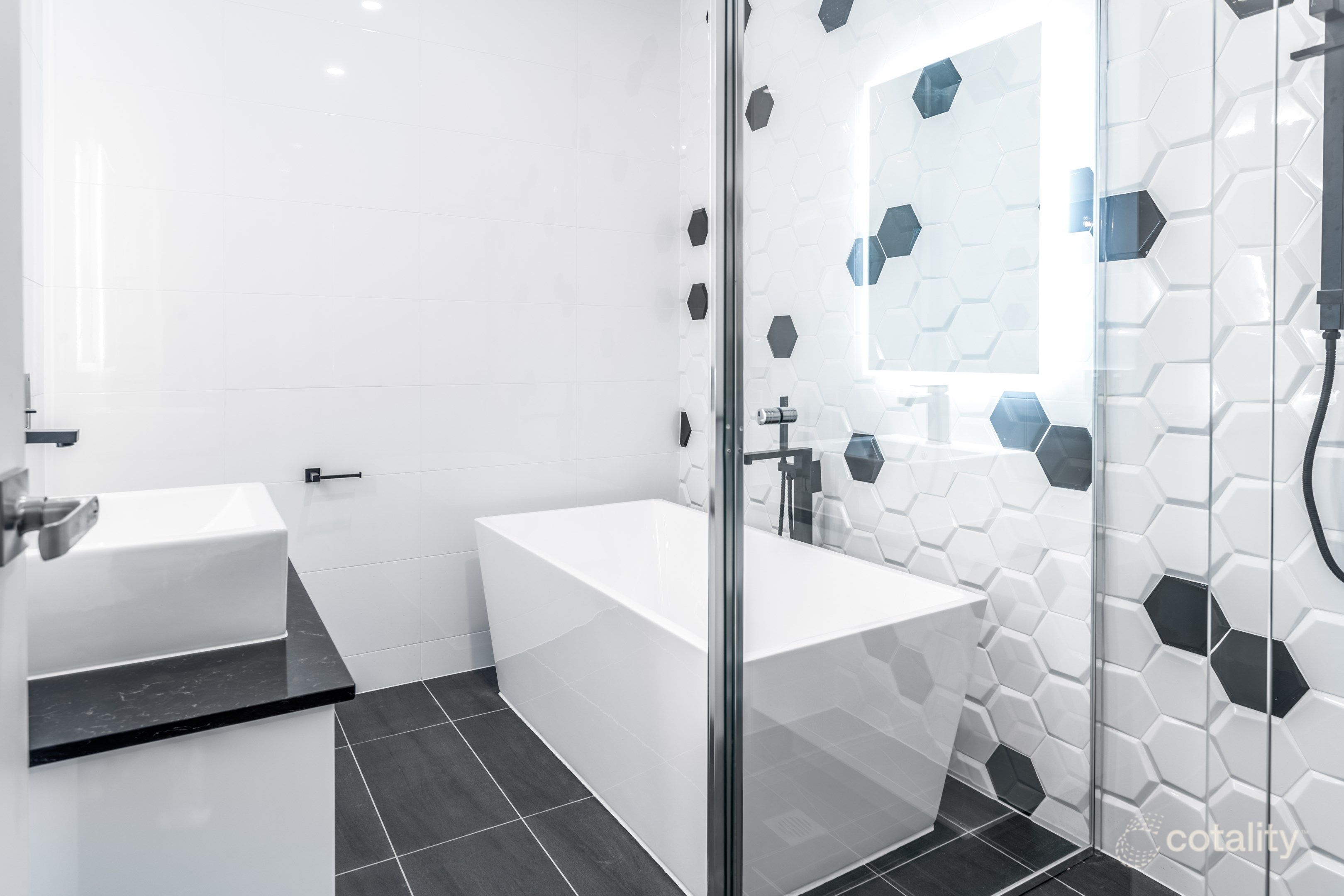 27/4a-8 Hansford Rd, Coombabah, QLD 4216