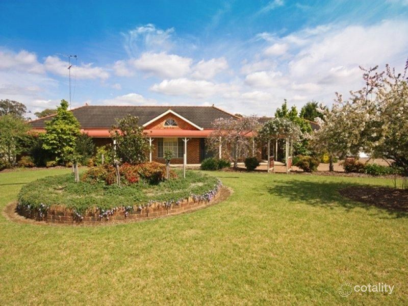 17 Sickles Dr, Grasmere, NSW 2570