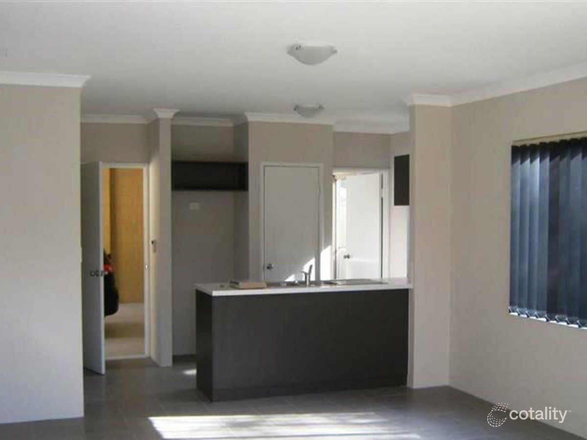 6b Messenger St, Kelmscott, WA 6111