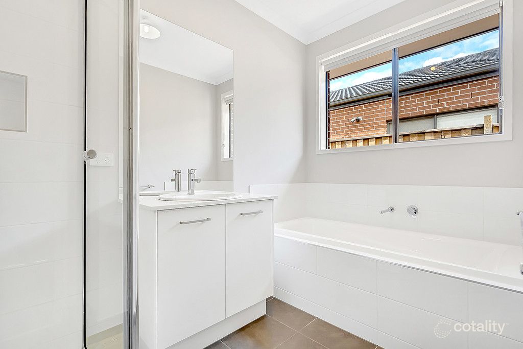 28 Carlingford Rd, Mickleham, VIC 3064