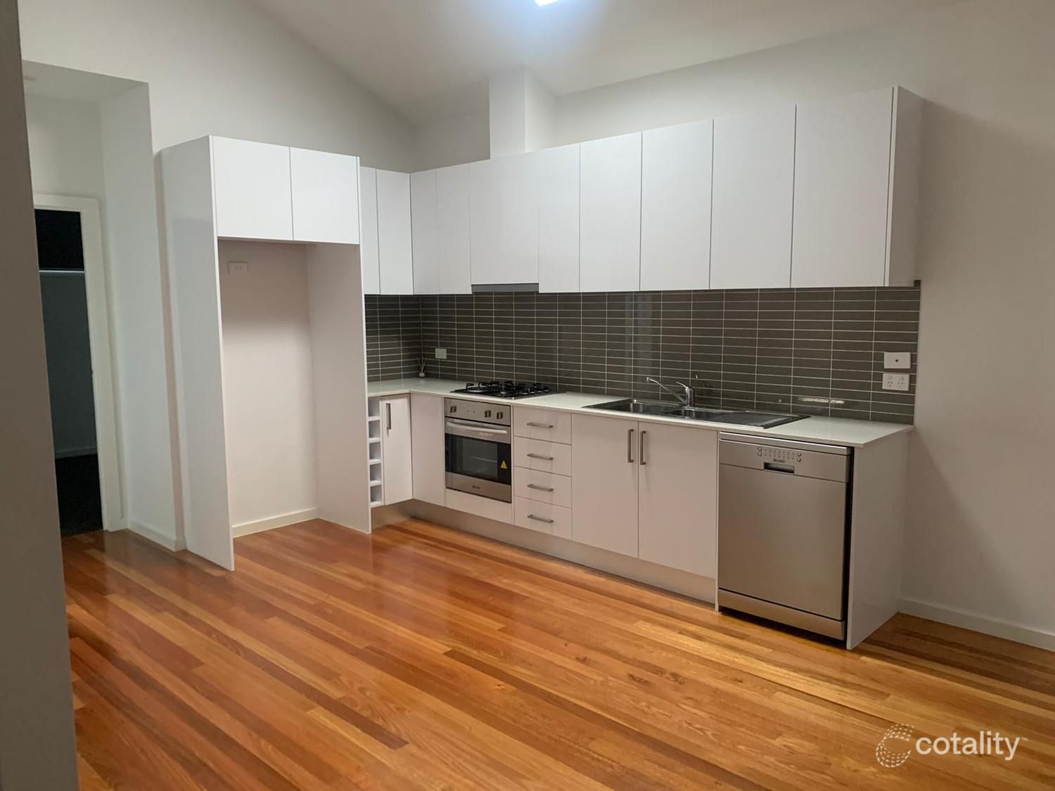 2/3 Queen St, Essendon, VIC 3040