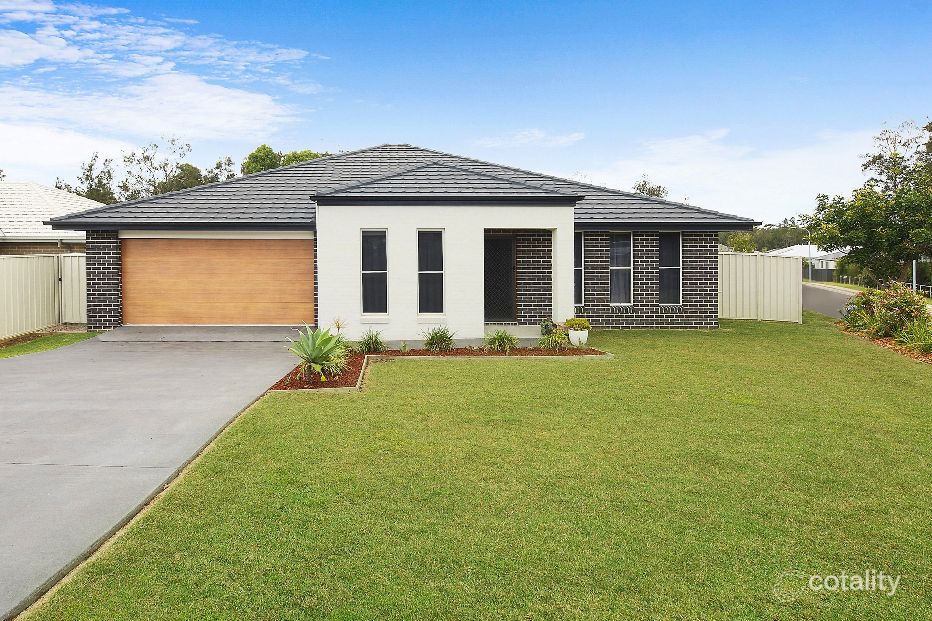 2 Sunshine Cct, Emerald Beach, NSW 2456