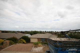 17 Aroona Rd, Hallett Cove, SA 5158