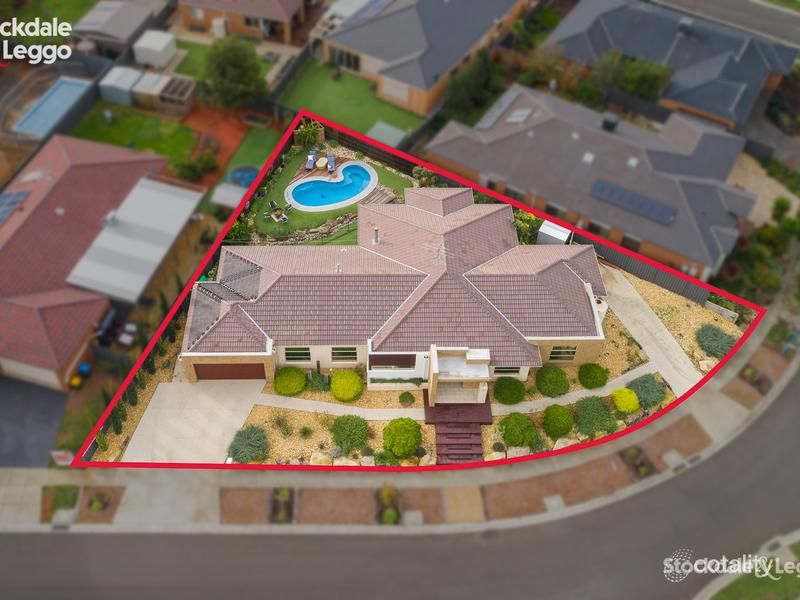 17 Ellenborough Cres, Manor Lakes, VIC 3024