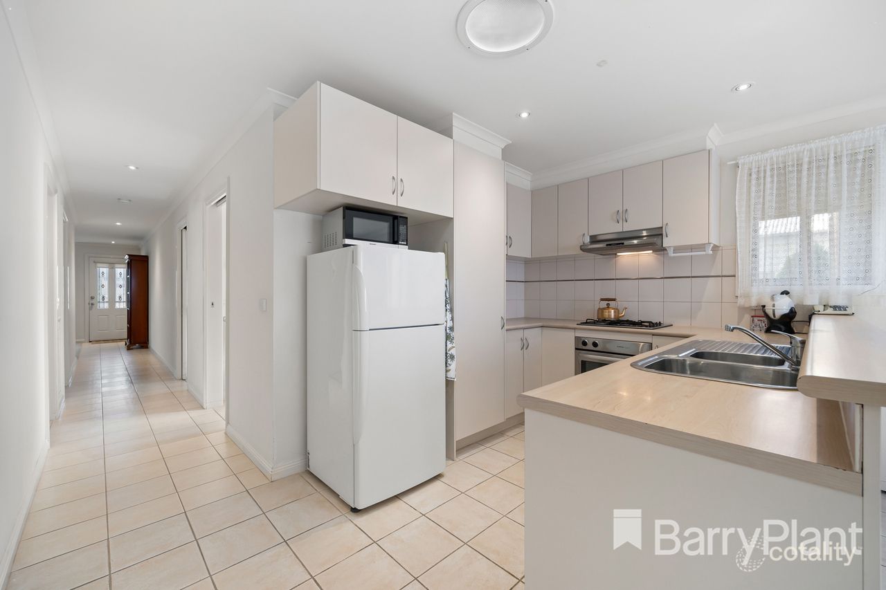 32 St Andrews Pl, Lake Gardens, VIC 3355