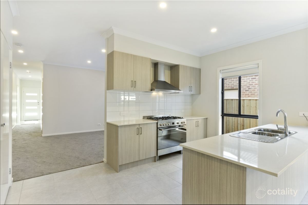 11 Edwin Cl, Manor Lakes, VIC 3024