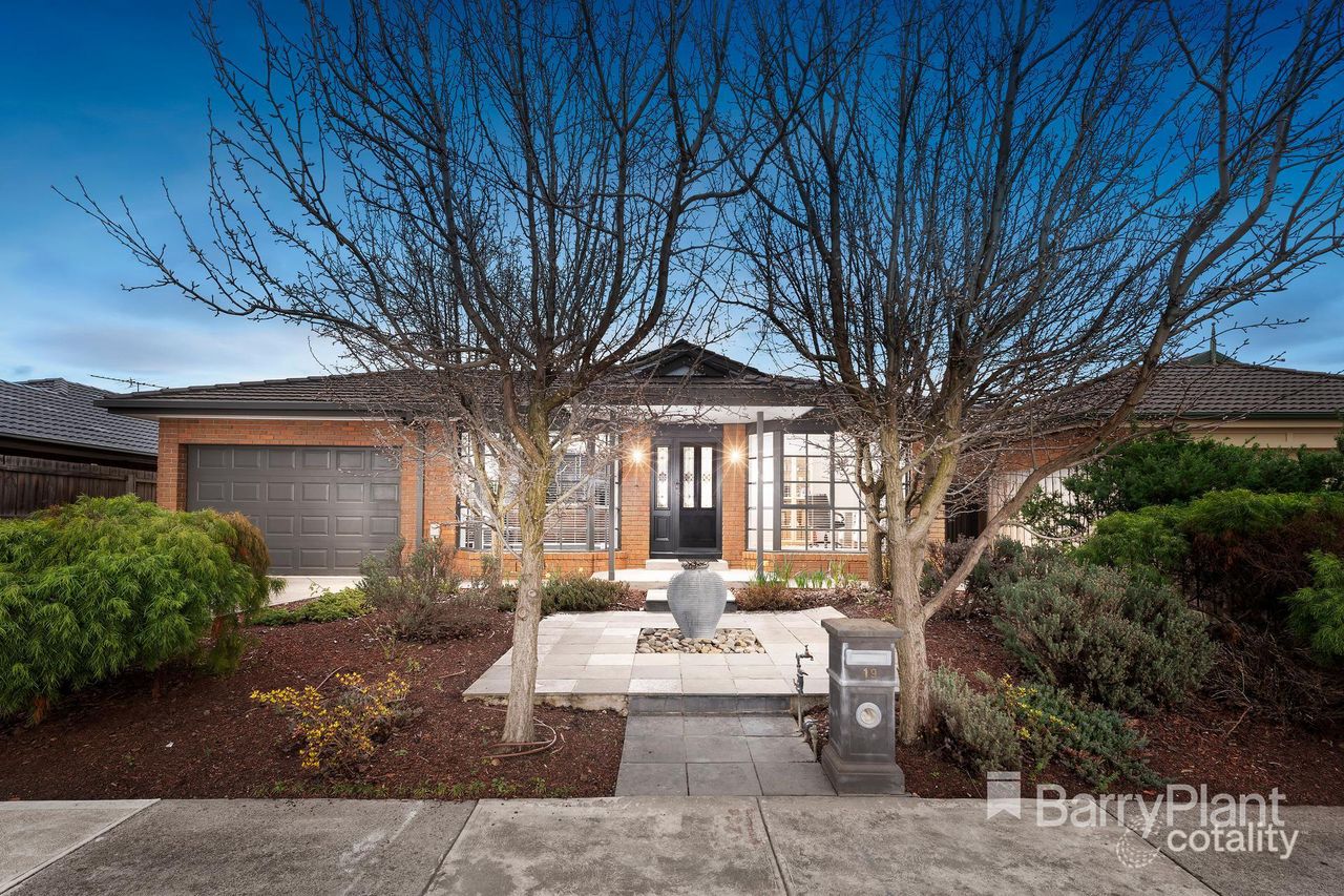 19 Hobson Cres, Mill Park, VIC 3082