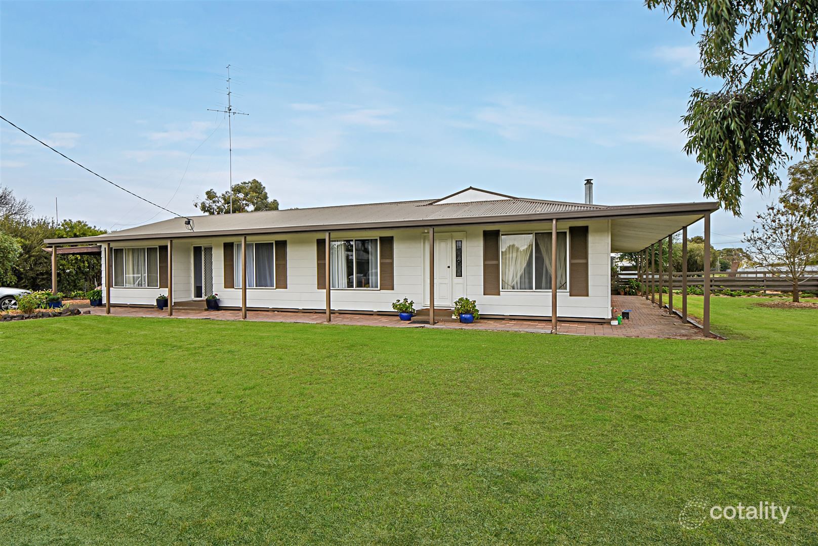 19 Edinburgh Rd, Edenhope, VIC 3318