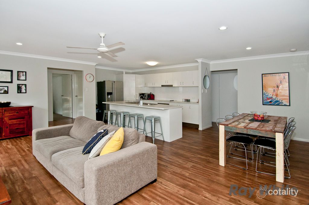 1 Pine Grove Dr, Crestmead, QLD 4132