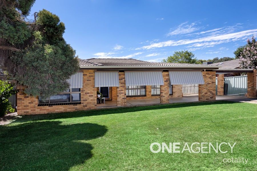 21 Pinaroo Dr, Glenfield Park, NSW 2650