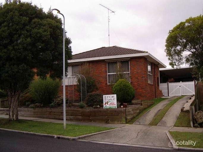 24 Dinwoodie Dr, Newborough, VIC 3825