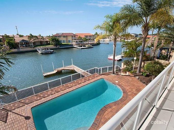 19 Smugglers Pl, Runaway Bay, QLD 4216