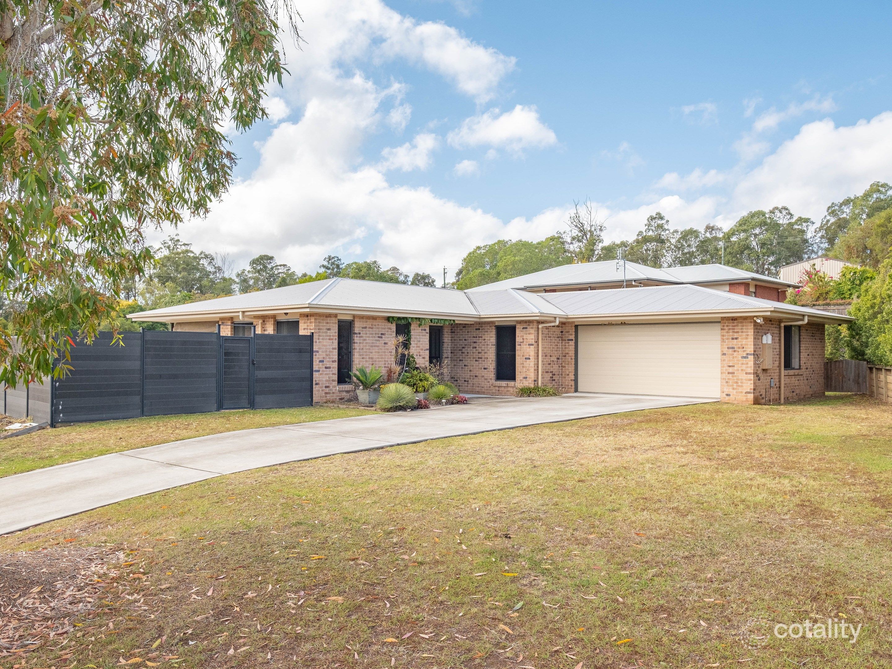 1 Deakin Ct, Southside, QLD 4570