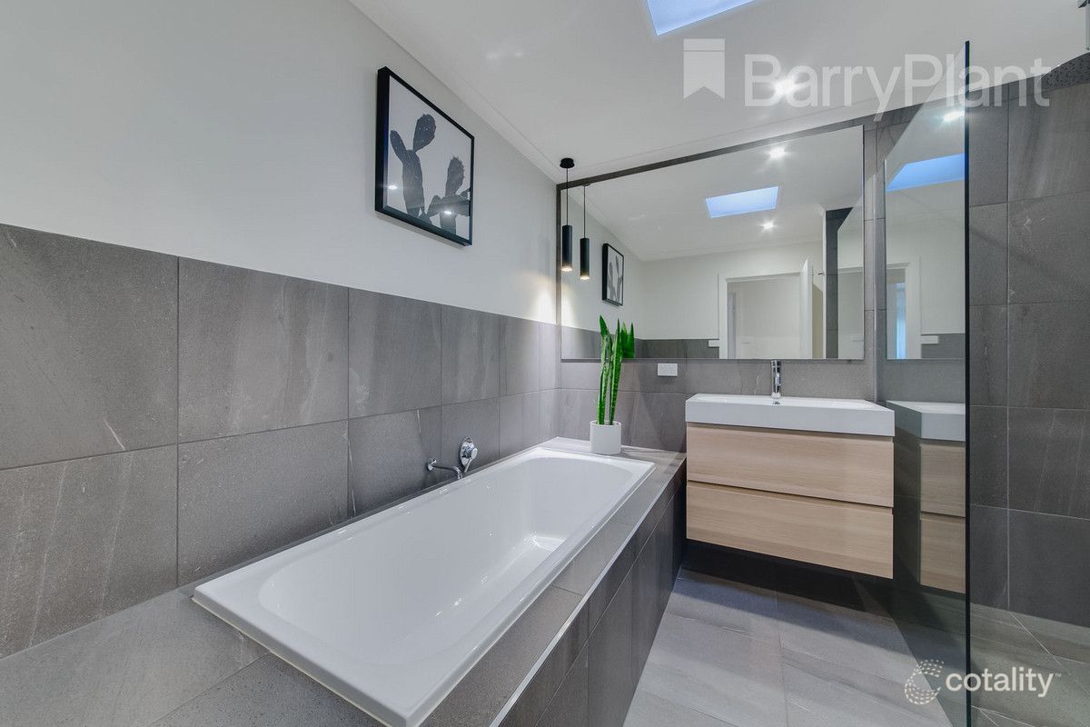 8 Ahern Rd, Pakenham, VIC 3810