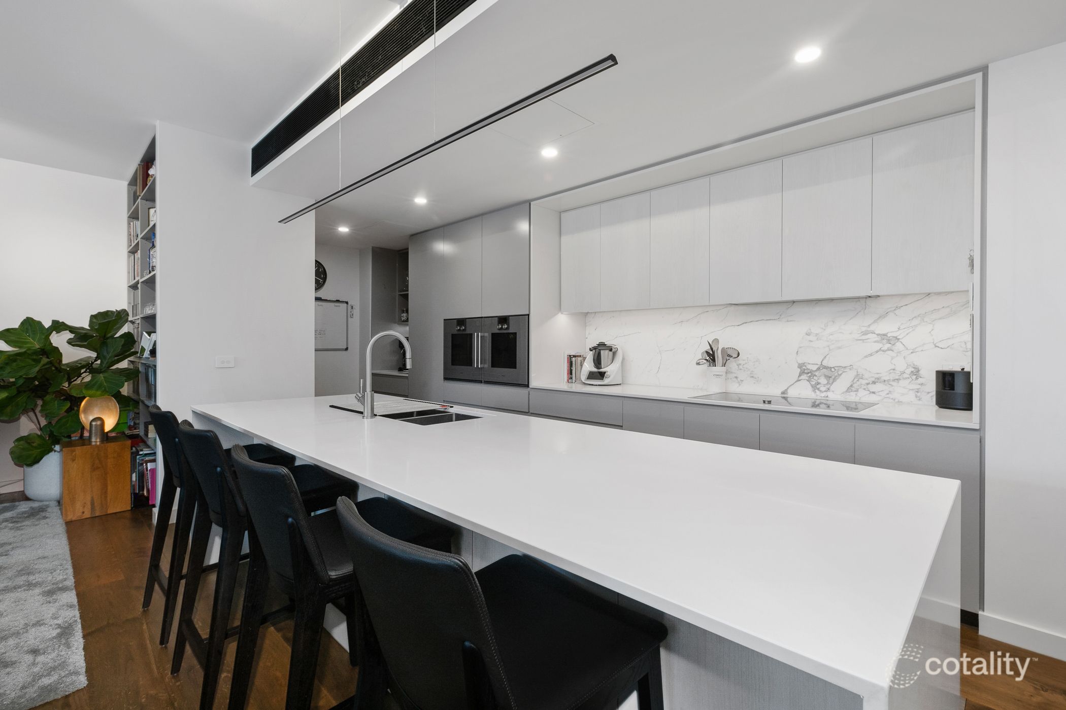 33/7 State Cir, Forrest, ACT 2603