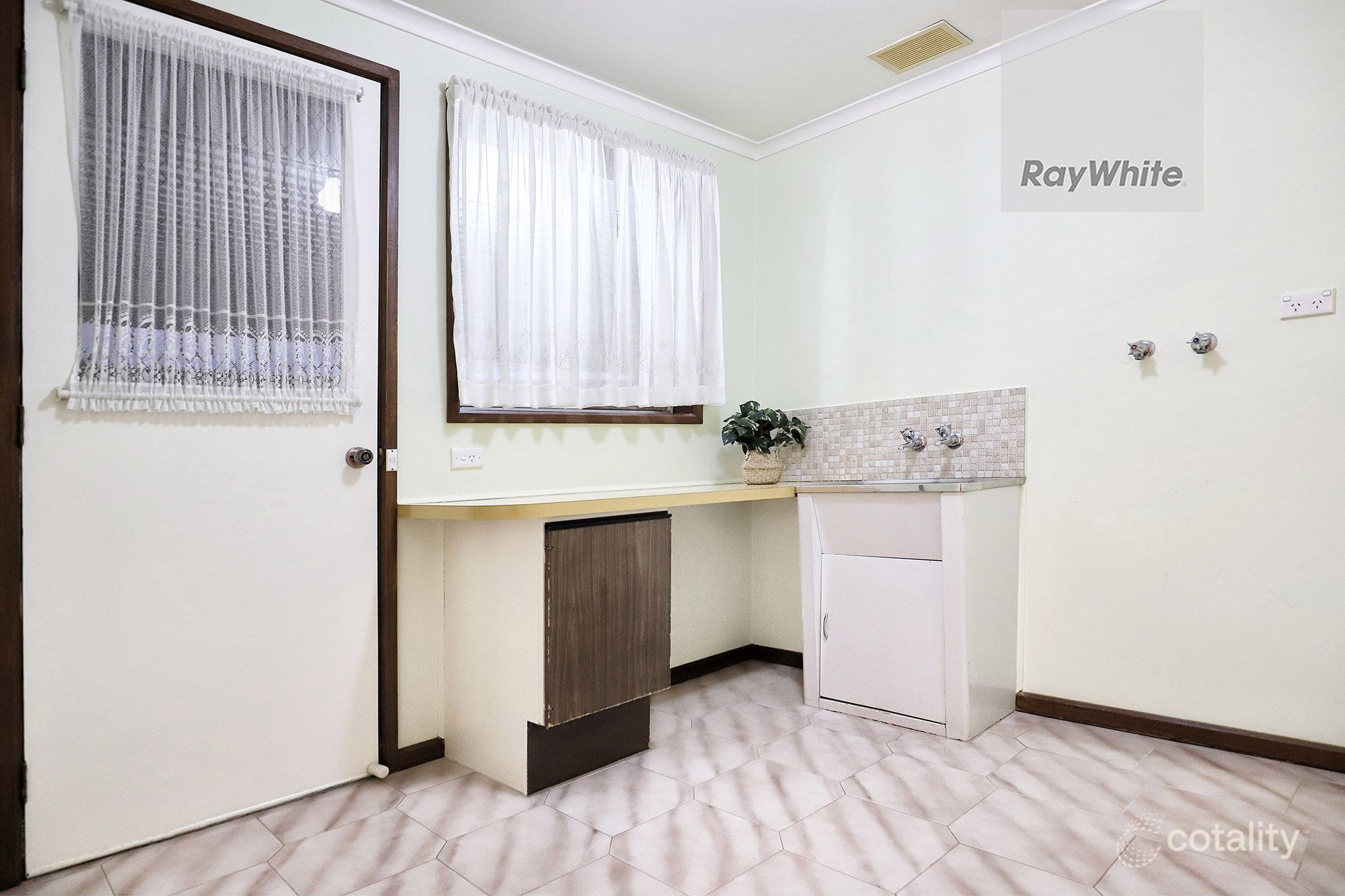 5 Burgess Cl, Gladstone Park, VIC 3043