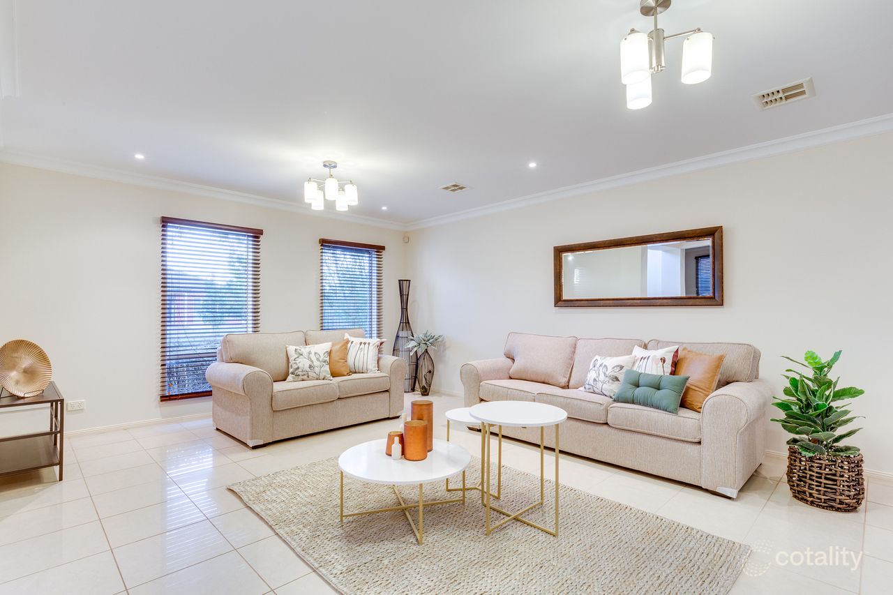 10 Market Tce, Taylors Hill, VIC 3037