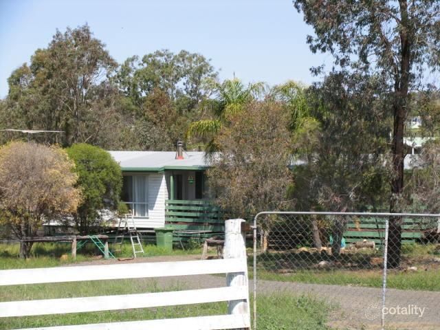 12 Neville St, Meringandan West, QLD 4352