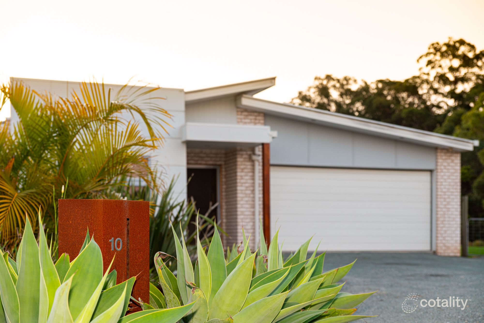 10 Hacker Rd, Cashmere, QLD 4500