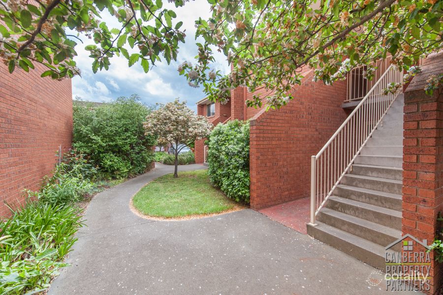 8 Dover Ct, Phillip, ACT 2606