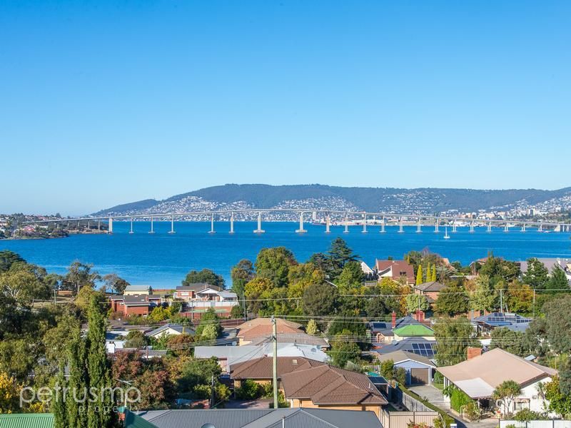 2/36a Natone St, Lindisfarne, TAS 7015