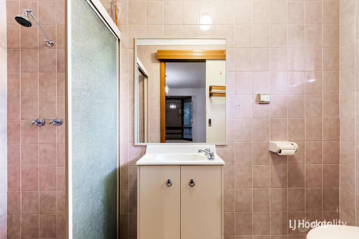 2 Manya Cres, Craigmore, SA 5114