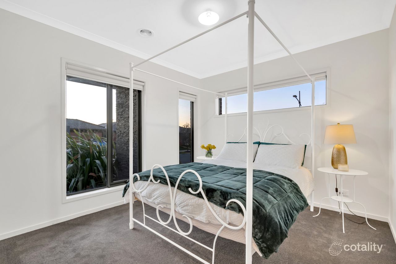 33 Rathdowne Dr, Mickleham, VIC 3064