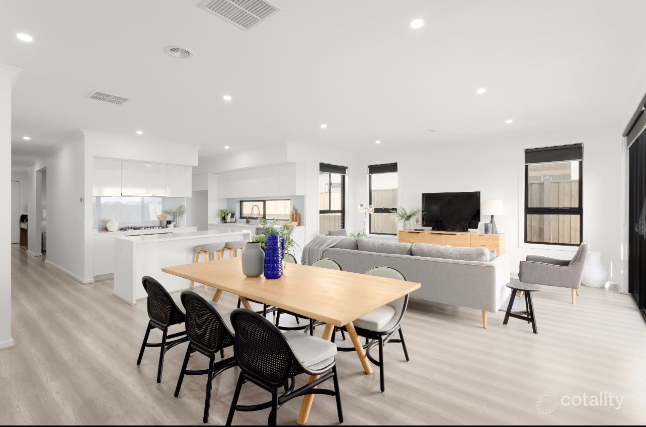 33 Alambadi Cct, Clyde North, VIC 3978
