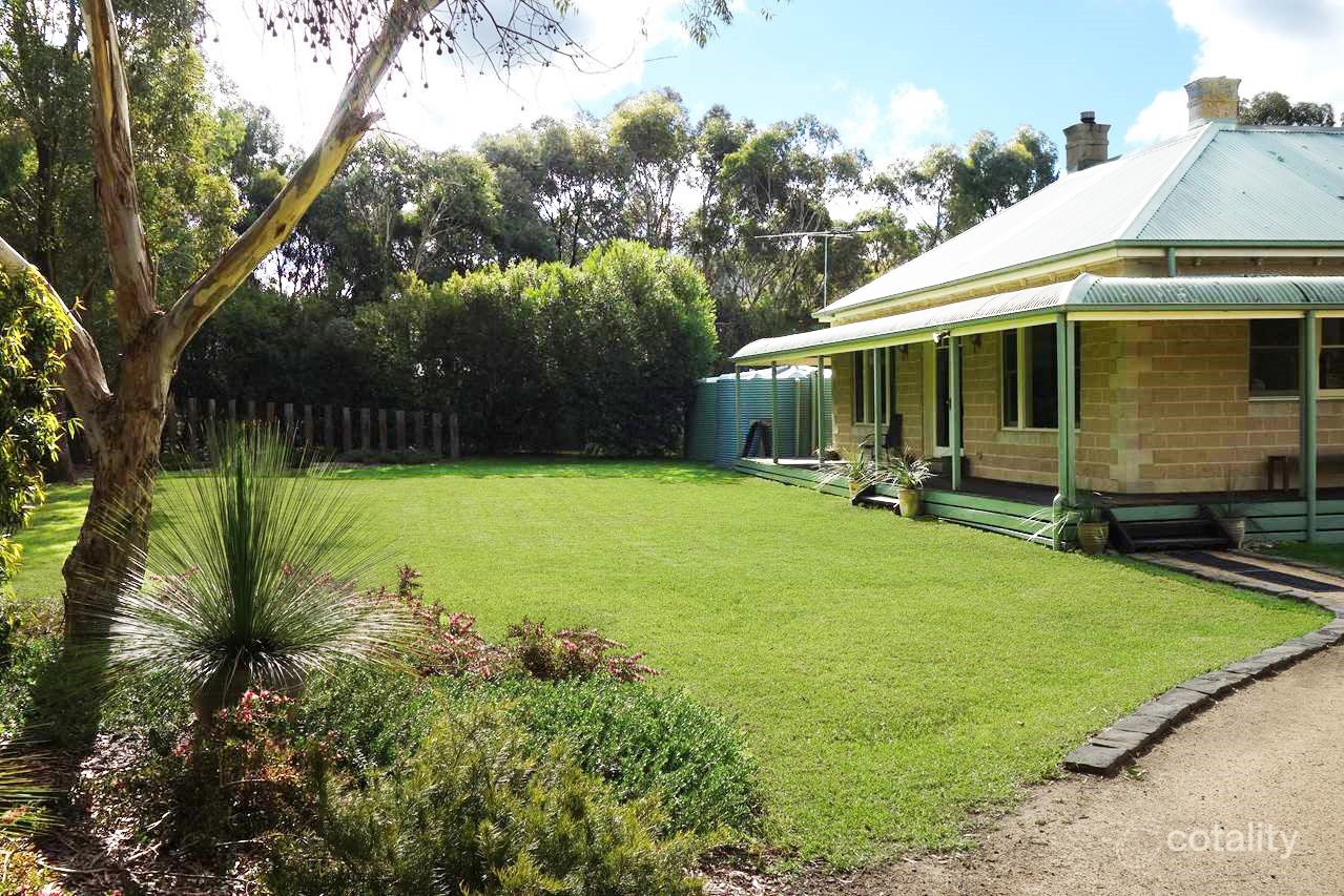 24 Billabong Dr, Monegeetta, VIC 3433