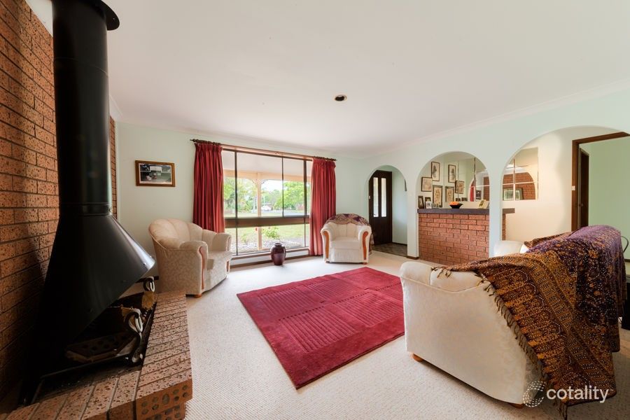 10 Cavalier Pde, Bomaderry, NSW 2541