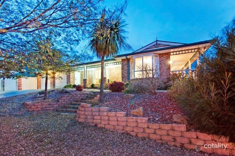 2 Buckmaster Cres, Dunlop, ACT 2615