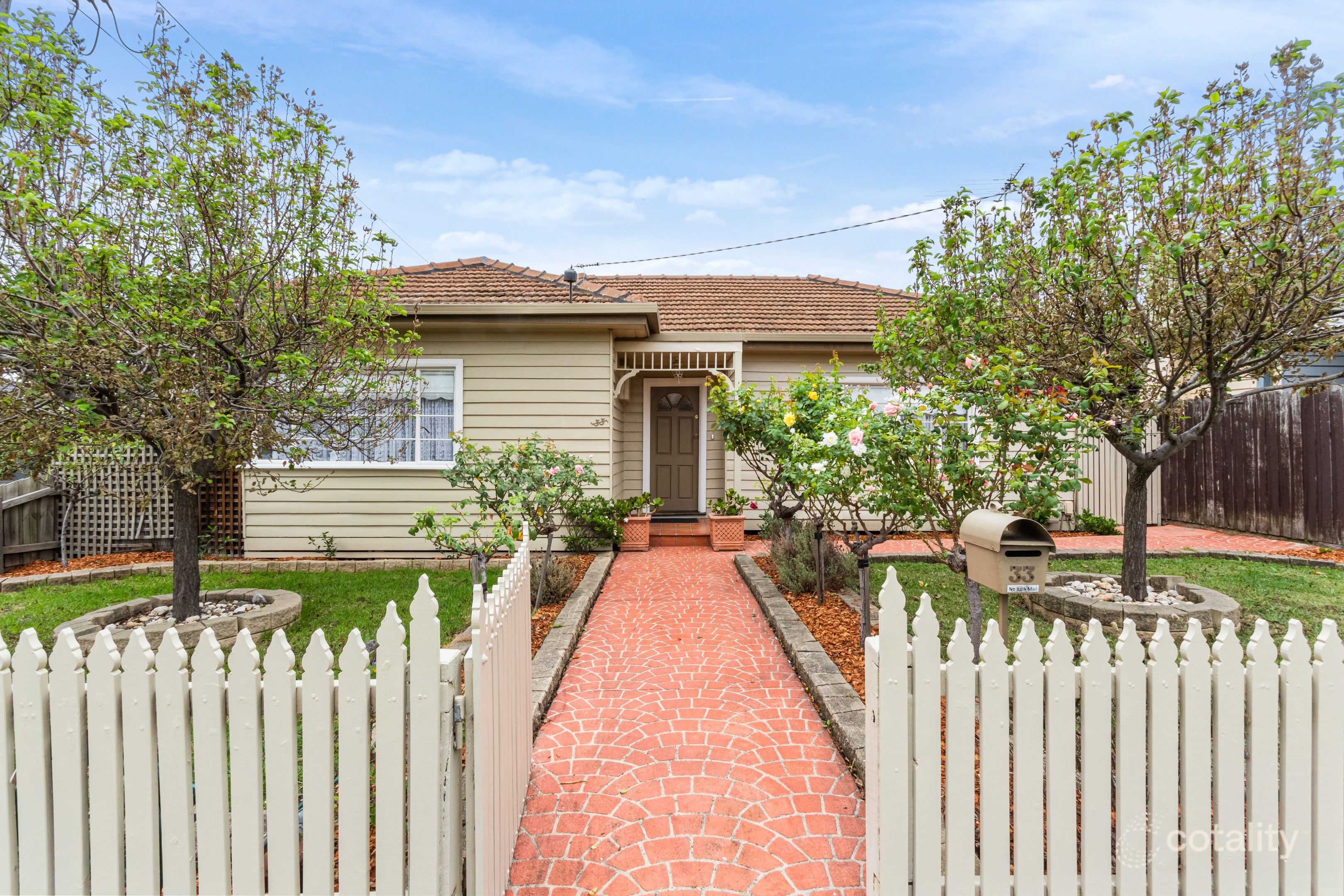 33 Banbury Rd, Reservoir, VIC 3073