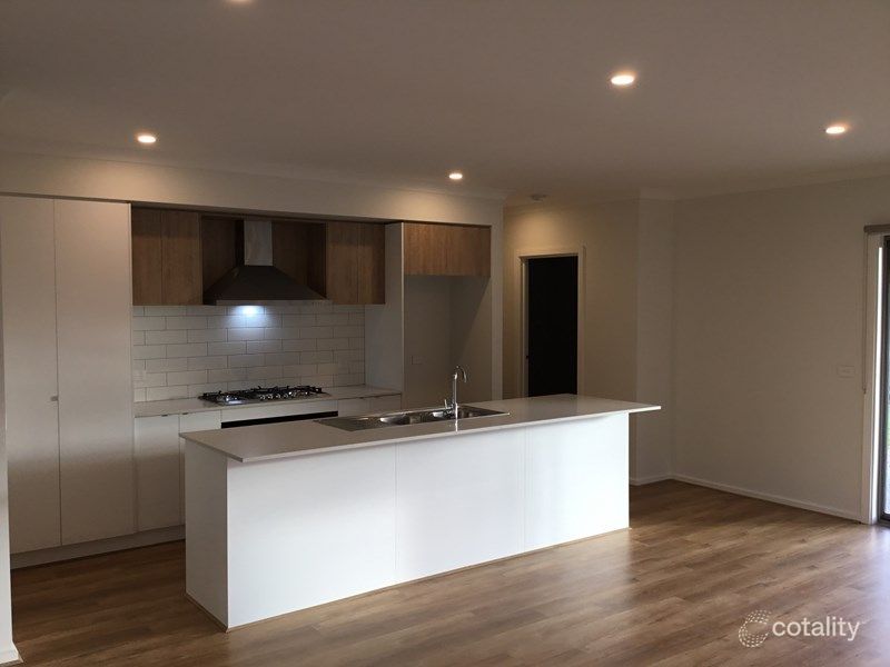 17 Athletic Cct, Clyde, VIC 3978