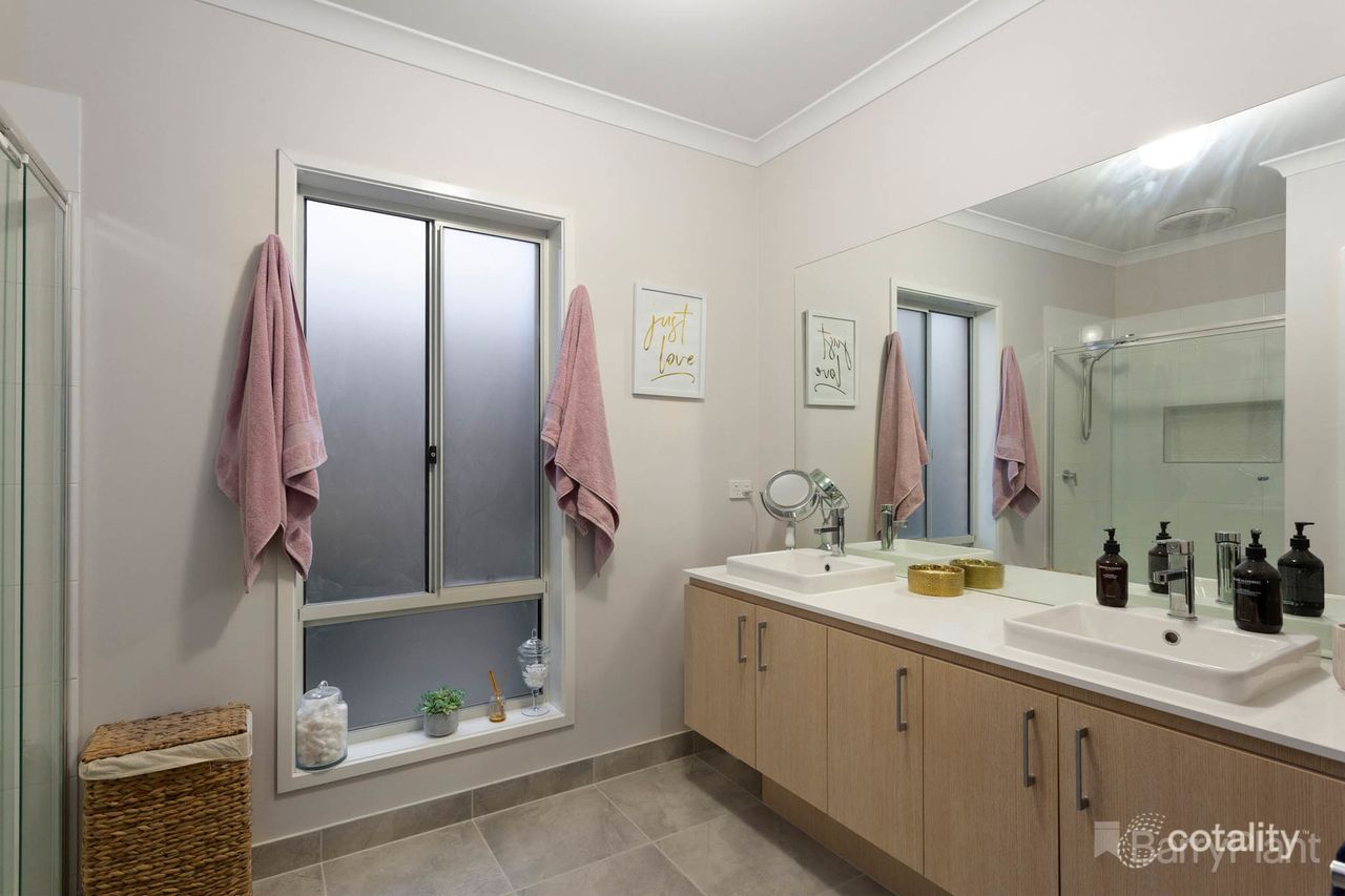 24 Meadows Dr, Officer, VIC 3809