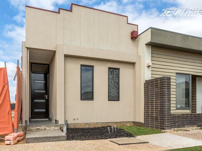 13 Mackenzie Cct, Mawson Lakes, SA 5095