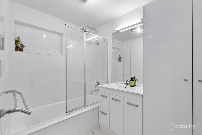 13 Gordon Ave, Rockville, QLD 4350